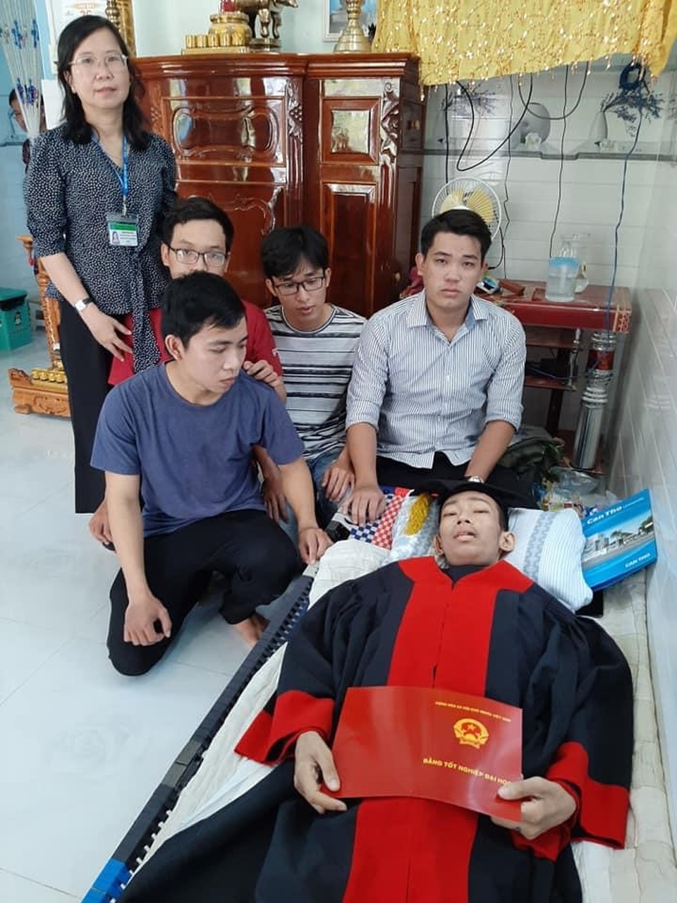 Nam sinh Cần Thơ nhận bằng tốt nghiệp đại học trước lúc qua đời - 1 Nam sinh Cần Thơ nhận bằng tốt nghiệp đại học trước lúc qua đời - 1