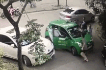 Tài xế taxi bị đánh vì “ý kiến” về cách đỗ xe?
