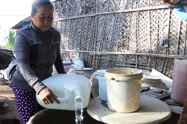 Dè xẻn từng giọt "nước vàng" qua mùa hạn, mặn khốc liệt