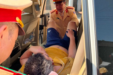 CSGT dùng xe chuyên dụng đưa nạn nhân tai nạn đi cấp cứu