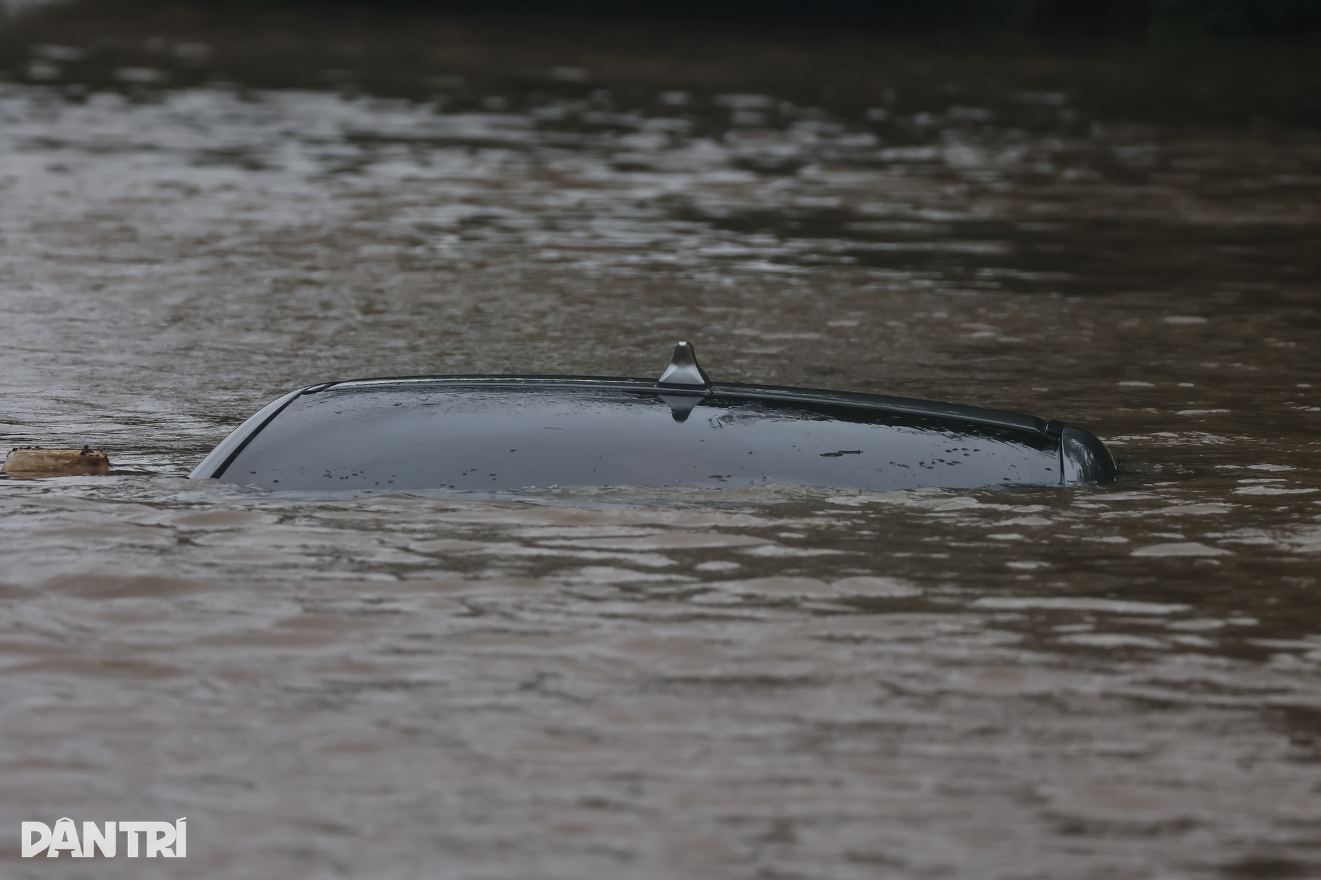 Ngày thứ ba vùng lũ Phú Yên oằn mình giữa biển nước mênh mông - 8