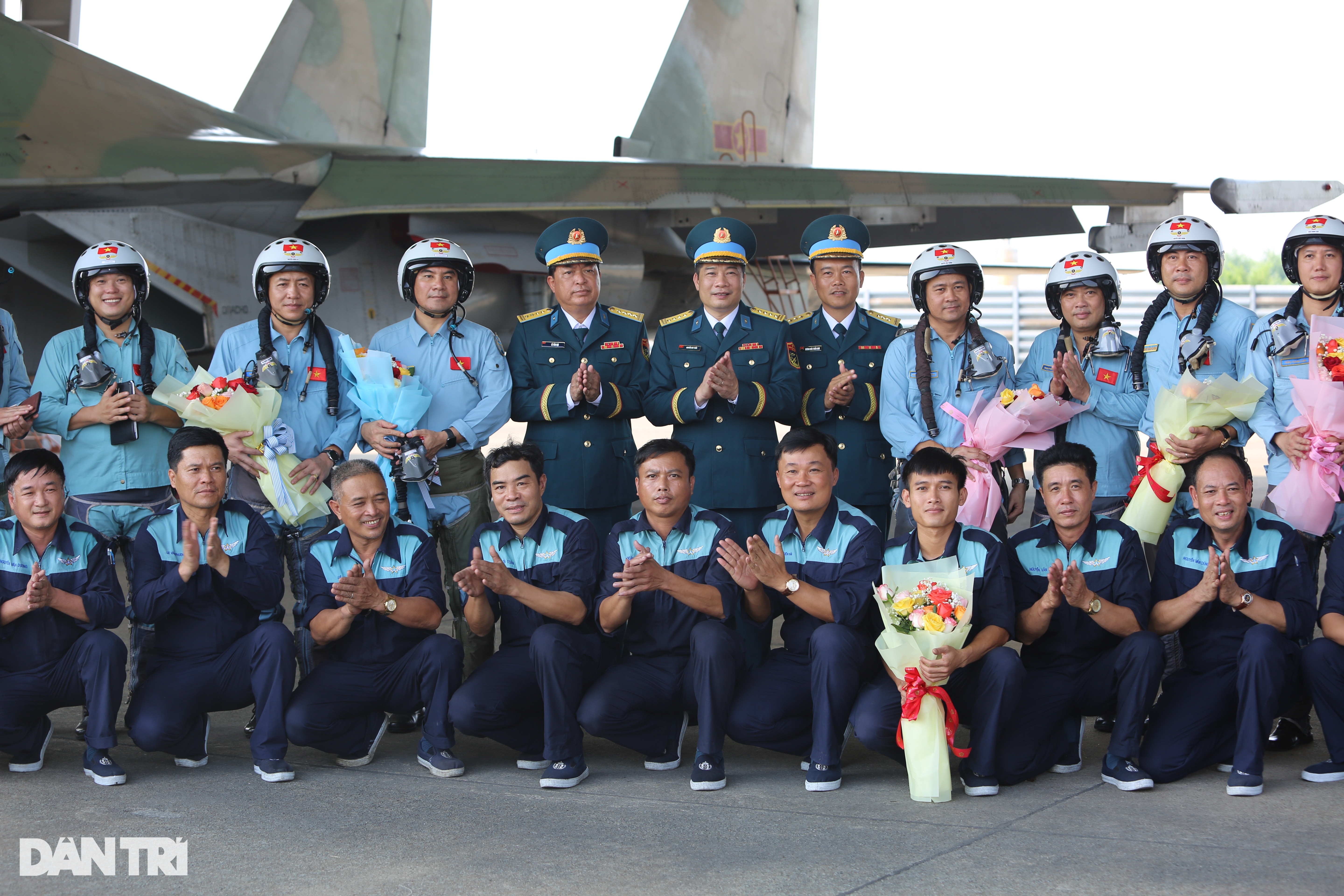 Phi công SU30-MK2 bật mí màn thả bẫy nhiệt mãn nhãn trên bầu trời TPHCM - 2 Phi công SU30-MK2 bật mí màn thả bẫy nhiệt mãn nhãn trên bầu trời TPHCM - 2