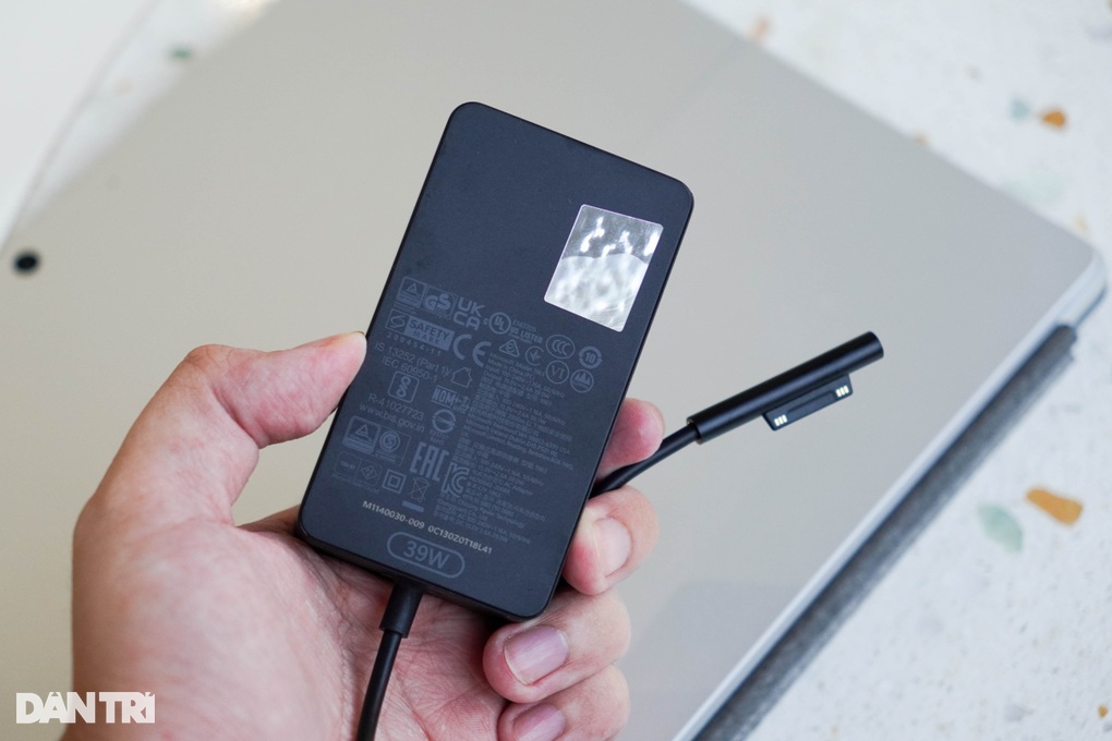 Cận cảnh máy tính AI đầu tiên của Microsoft, tích hợp phím Copilot - 9 Cận cảnh máy tính AI đầu tiên của Microsoft, tích hợp phím Copilot - 9