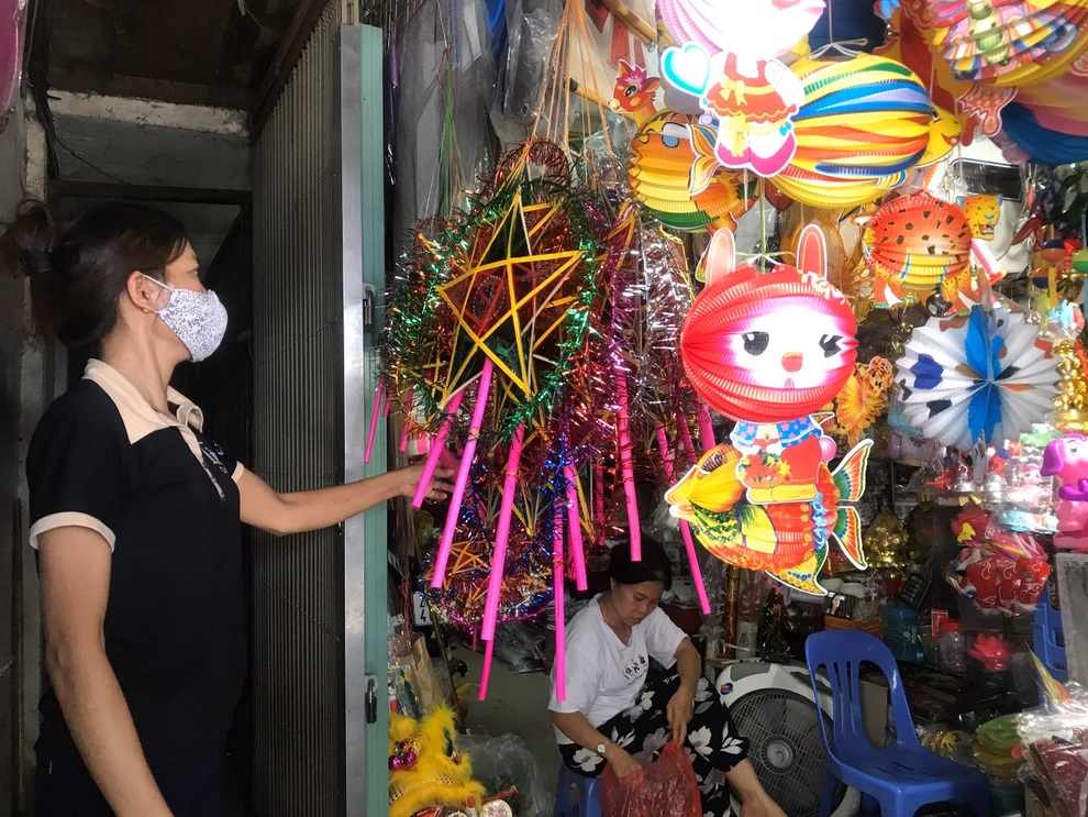 Tiểu thương phố Hàng Mã đứng ngồi không yên trước thềm Tết Trung thu - 6 Tiểu thương phố Hàng Mã đứng ngồi không yên trước thềm Tết Trung thu - 6