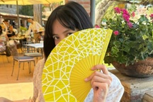 Lisa "gây sốc" với chiếc quạt cầm tay trăm triệu đồng gắn kim cương