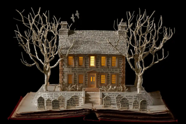 Vẻ đẹp của những tác phẩm điêu khắc tạo thành từ sách cũ