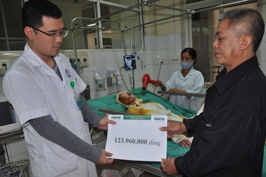 Gần 124 triệu đồng đến với em Đông bị bỏng do nổ bình ắc quy xe đạp điện