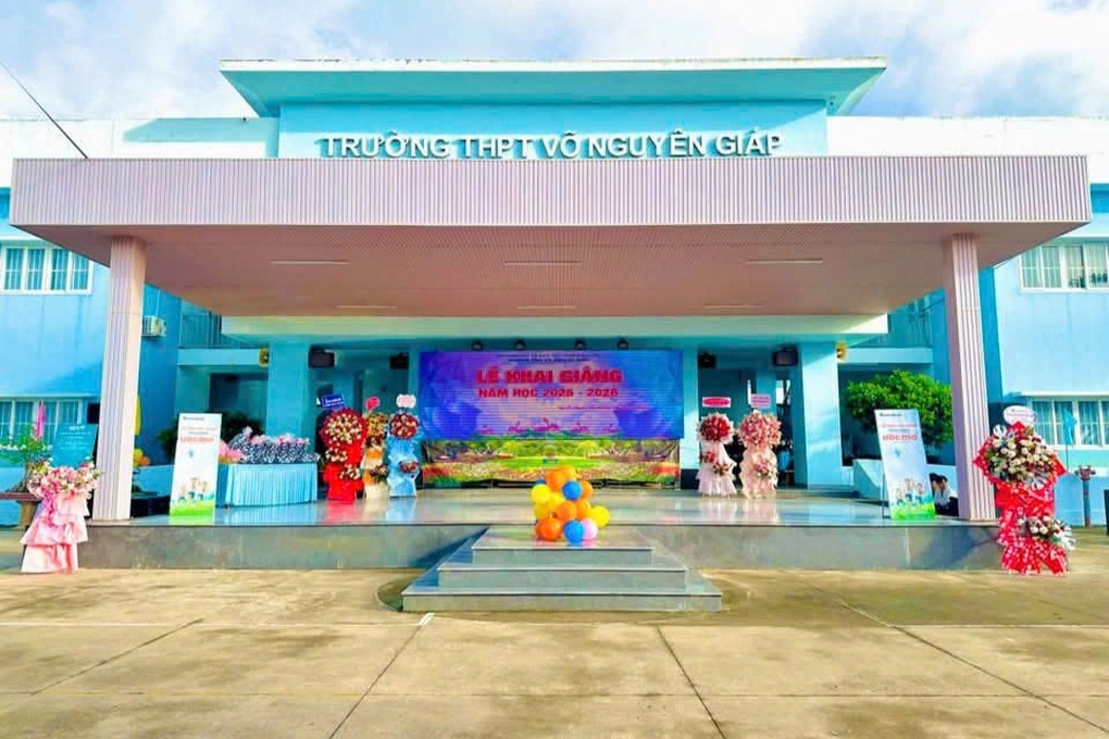 គ្រូបង្វឹកមិត្តរួមការងារក្នុងទីធ្លាសាលា - ២ Thầy giáo bị đồng nghiệp bóp cổ ngay sân trường - 2