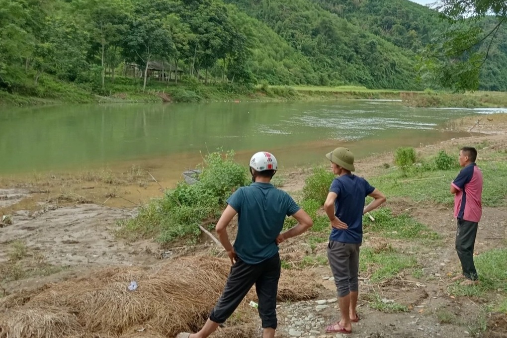 12 phụ nữ nắm tay nhau qua suối, 2 người thương vong - 1 12 phụ nữ nắm tay nhau qua suối, 2 người thương vong - 1