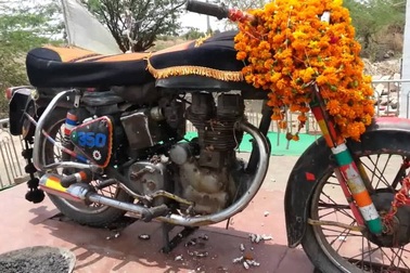 Xôn xao hàng nghìn người thờ cúng một chiếc xe máy