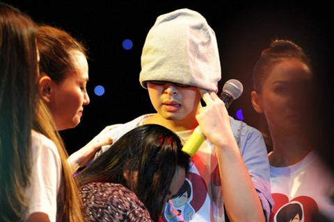 Xúc động hình ảnh cuối cùng trên sân khấu của Wanbi Tuấn Anh