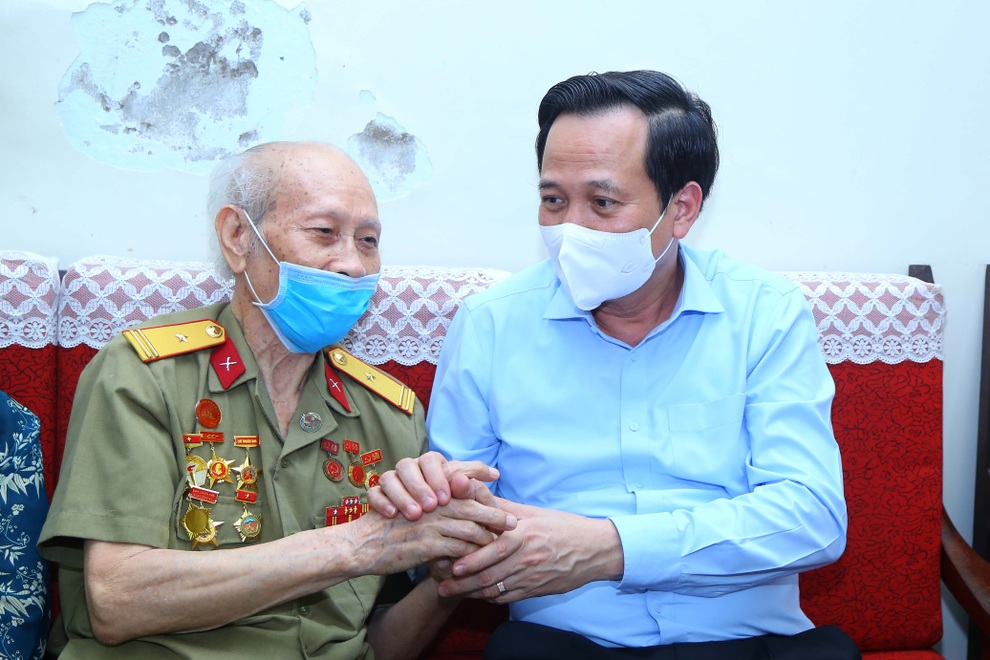 Bộ trưởng Đào Ngọc Dung: Trân quý những tấm gương tỏa sáng giữa đời thường - 2 Bộ trưởng Đào Ngọc Dung: Trân quý những tấm gương tỏa sáng giữa đời thường - 2