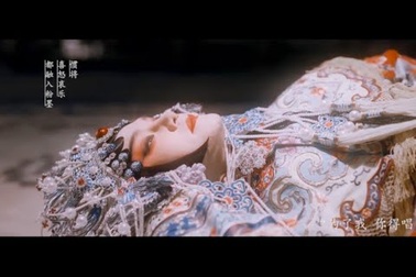 Cảnh trong phim “Bên tóc mai không phải hải đường hồng”