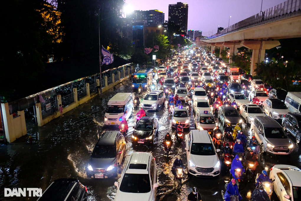Nỗi khổ của người dân Hà Nội không gì có thể bù đắp được sau mỗi cơn mưa! - 1 Nỗi khổ của người dân Hà Nội không gì có thể bù đắp được sau mỗi cơn mưa! - 1