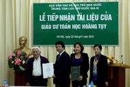 GS Hoàng Tụy bàn giao “tài sản khoa học”