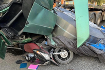 Ba cuộn tôn nặng hàng chục tấn rơi xuống đường, 2 nam sinh thoát chết