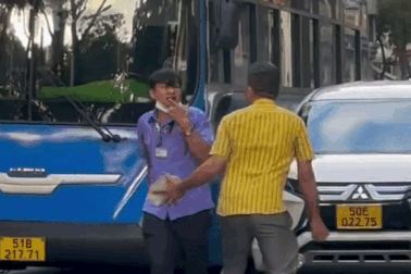 Clip tài xế xe buýt cầm túyp sắt nói chuyện với tài xế ô tô cầm bê tông