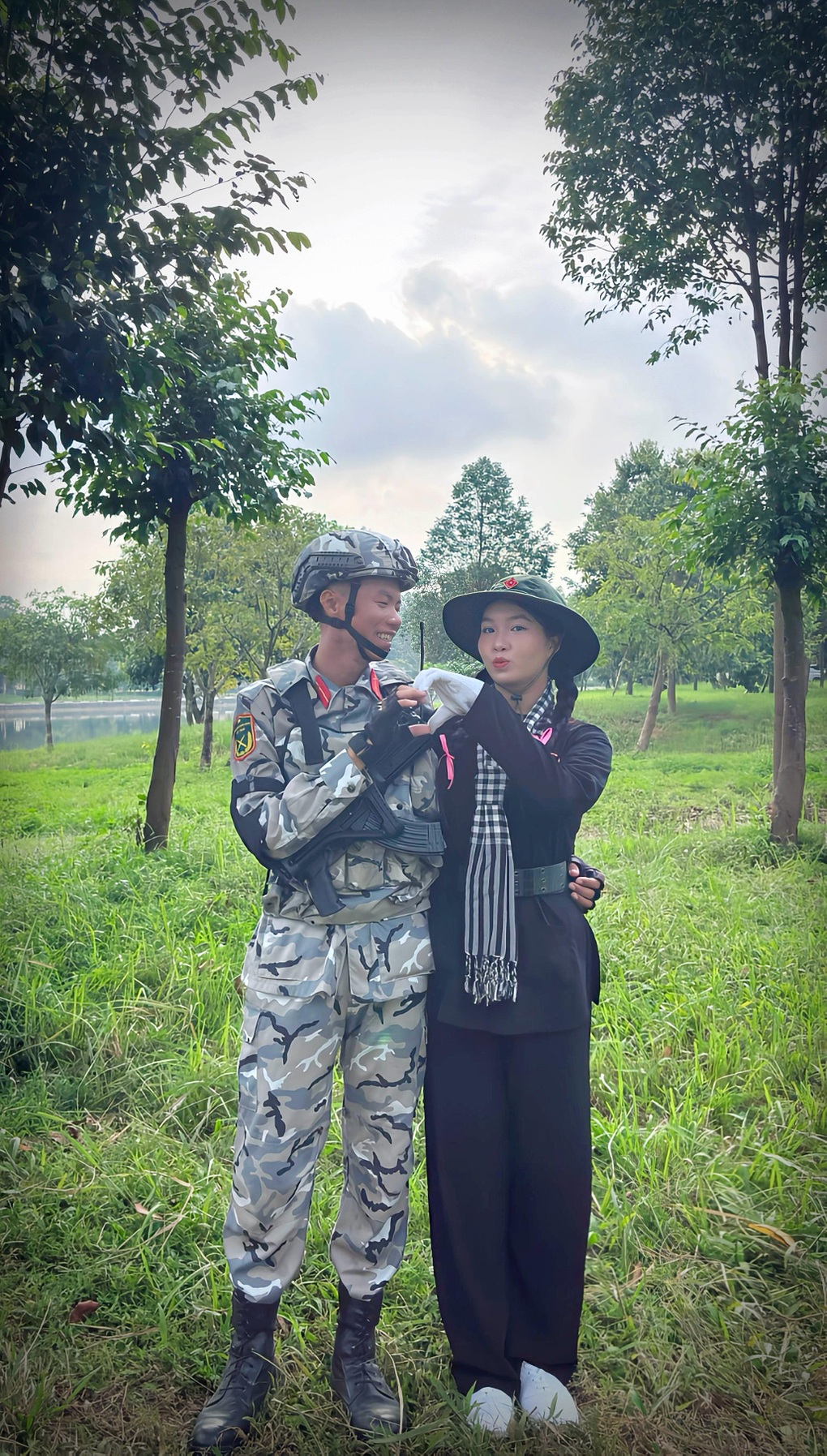 Chuyện tình chàng lính dù và nàng du kích ở sự kiện A80 hút triệu lượt xem - 1 Chuyện tình chàng lính dù và nàng du kích ở sự kiện A80 hút triệu lượt xem - 1
