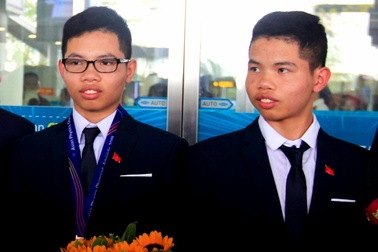 Cặp song sinh đến từ trường làng chinh phục thành công Olympic Vật lý Châu Á