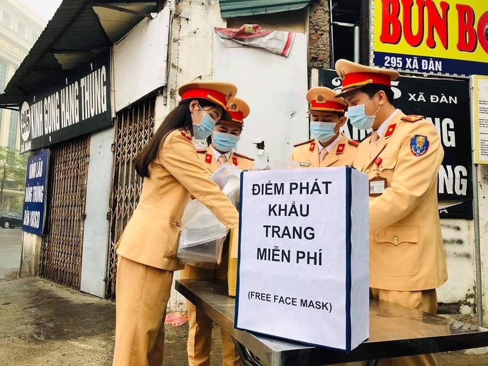 Ấm lòng những hình ảnh đẹp của người Việt giữa mùa dịch virus corona - 9 Ấm lòng những hình ảnh đẹp của người Việt giữa mùa dịch virus corona - 9