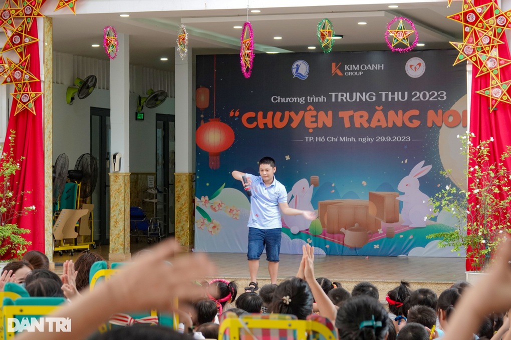 Bữa tiệc yêu thương của những đứa trẻ không biết tết Trung thu là gì - 2 Bữa tiệc yêu thương của những đứa trẻ không biết tết Trung thu là gì - 2
