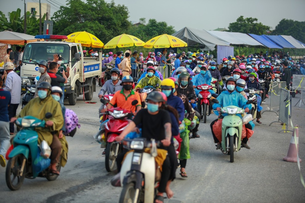 Bữa cơm vội của người dân về quê tại cửa ngõ Thủ đô - 1 Bữa cơm vội của người dân về quê tại cửa ngõ Thủ đô - 1
