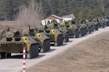 Ukraine triệu hồi đại sứ tại Nga, điều xe tăng tới gần biên giới