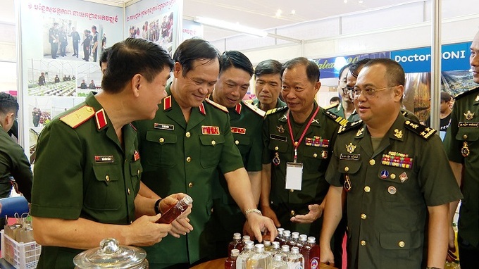 Thượng tướng Vũ Hải Sản, Uỷ viên Ban Chấp hành Trung ương Đảng, Thứ trưởng Bộ Quốc phòng thăm gian hàng của nước bạn Campuchia.