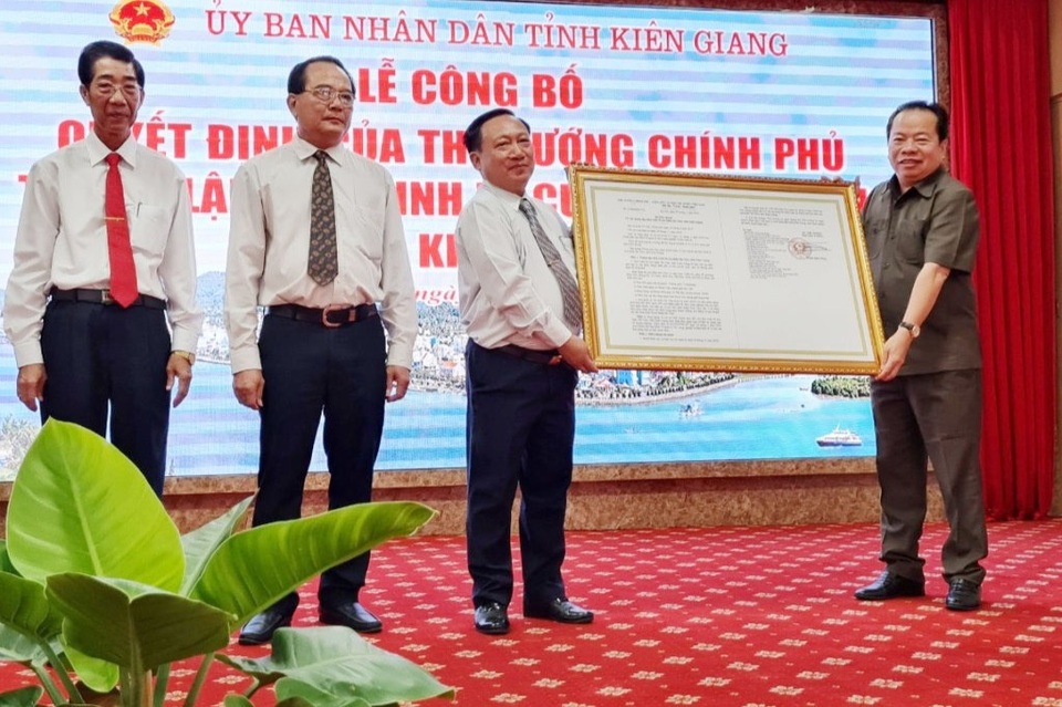 Nhiều chính sách ưu đãi cho DN đầu tư tại Khu kinh tế cửa khẩu Hà Tiên - 2 Nhiều chính sách ưu đãi cho DN đầu tư tại Khu kinh tế cửa khẩu Hà Tiên - 2