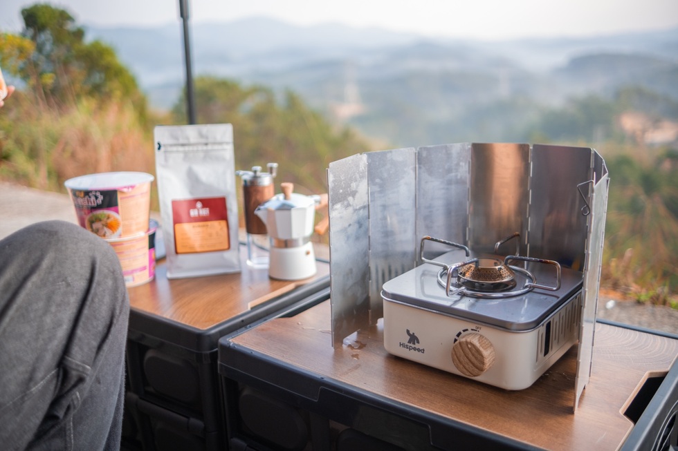 Con trai bỏ 300 triệu biến xe thành nhà di động đưa bố đẻ, bố vợ xuyên Việt - 8