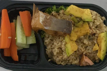 Tranh cãi suất cơm cá hồi 120.000 đồng "có một miếng cá và vài lát bơ"