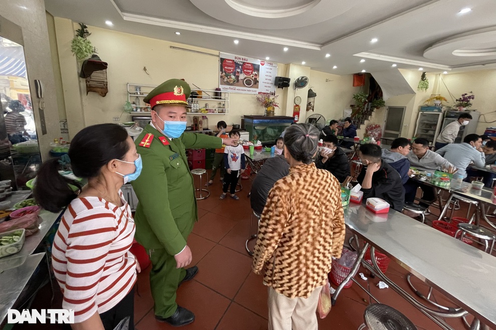 Theo chân công an Hà Nội nhắc nhở, xử lý hàng quán không đóng cửa trước 21h - 9 Theo chân công an Hà Nội nhắc nhở, xử lý hàng quán không đóng cửa trước 21h - 9