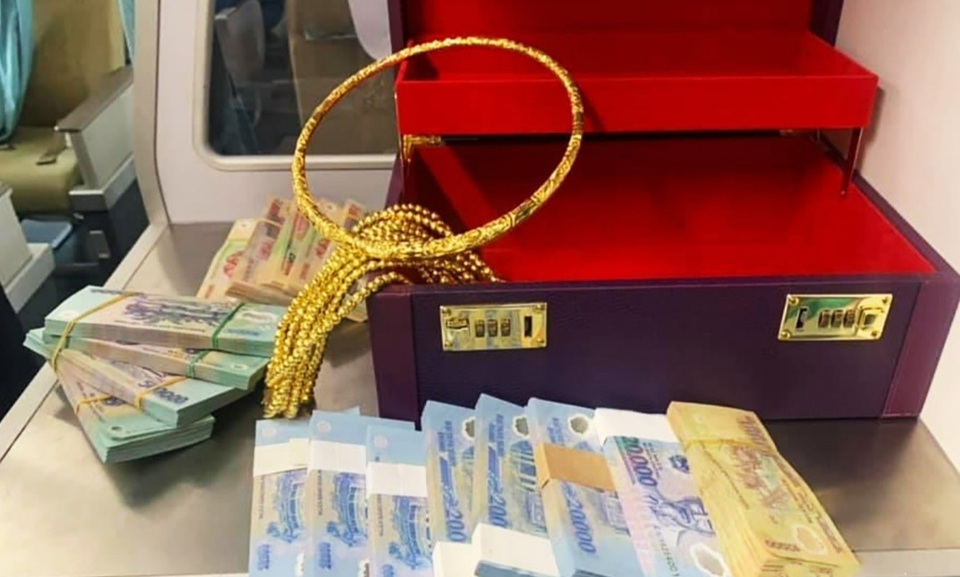 Hành khách quên 300 triệu đồng cùng nhiều vòng vàng trên máy bay - 1 Hành khách quên 300 triệu đồng cùng nhiều vòng vàng trên máy bay - 1