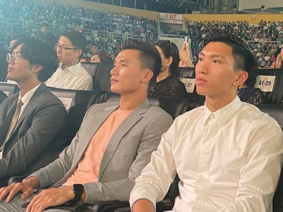 Đoàn Văn Hậu tặng hoa và ôm an ủi bạn gái tin đồn Doãn Hải My - 1 Đoàn Văn Hậu tặng hoa và ôm an ủi bạn gái tin đồn Doãn Hải My - 1