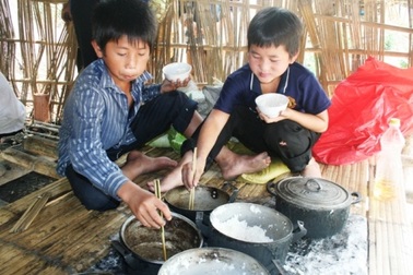 Xót lòng nhìn học trò ăn cơm với muối trắng