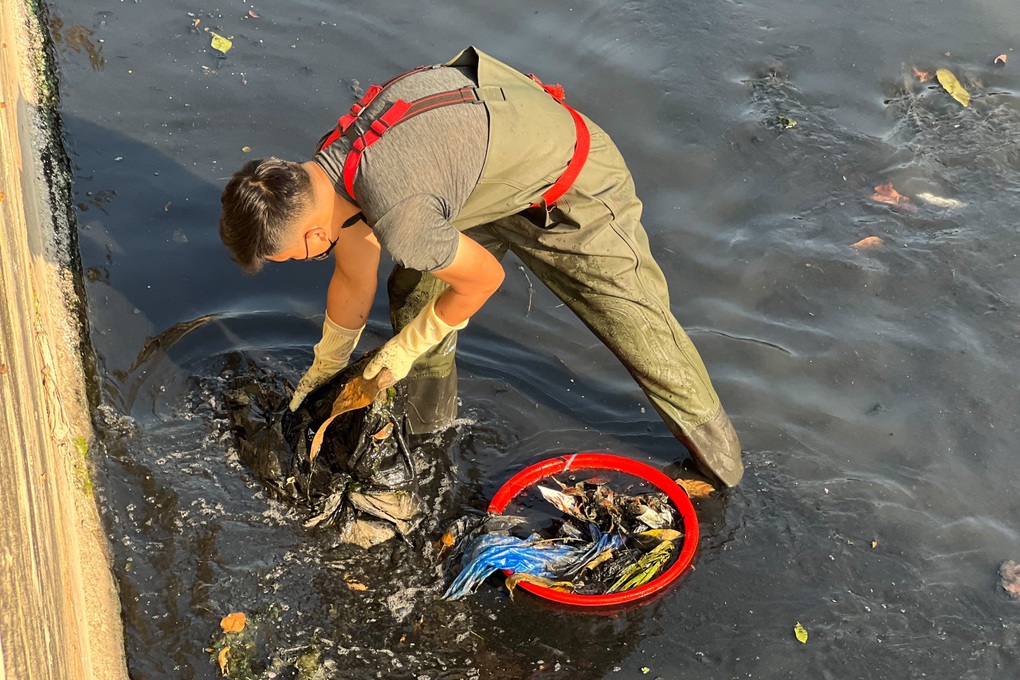 Những chàng trai tự nguyện bơi vào kênh ô nhiễm để gom rác ngày cận Tết - 7 Những chàng trai tự nguyện bơi vào kênh ô nhiễm để gom rác ngày cận Tết - 7