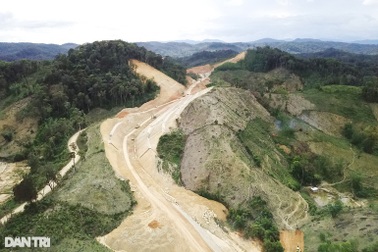 Hình ảnh bạt núi nâng cấp các đoạn xung yếu trên quốc lộ qua Tây Nguyên