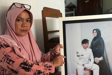 Người vợ trẻ "sốc" chờ tin chồng mới cưới trên tàu ngầm Indonesia mất tích