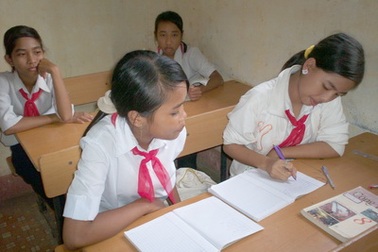 Thăm lại cô bé mồ côi cha, mẹ bỏ rơi