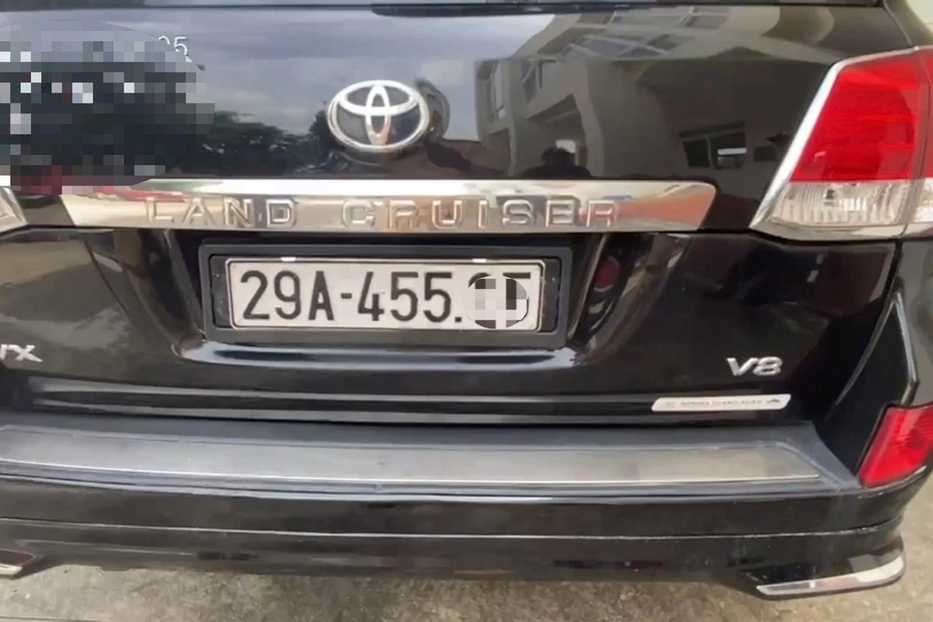 Ô tô Land Cruiser biển trắng lắp thiết bị lật thành xe biển xanh 80B - 1 Ô tô Land Cruiser biển trắng lắp thiết bị lật thành xe biển xanh 80B - 1