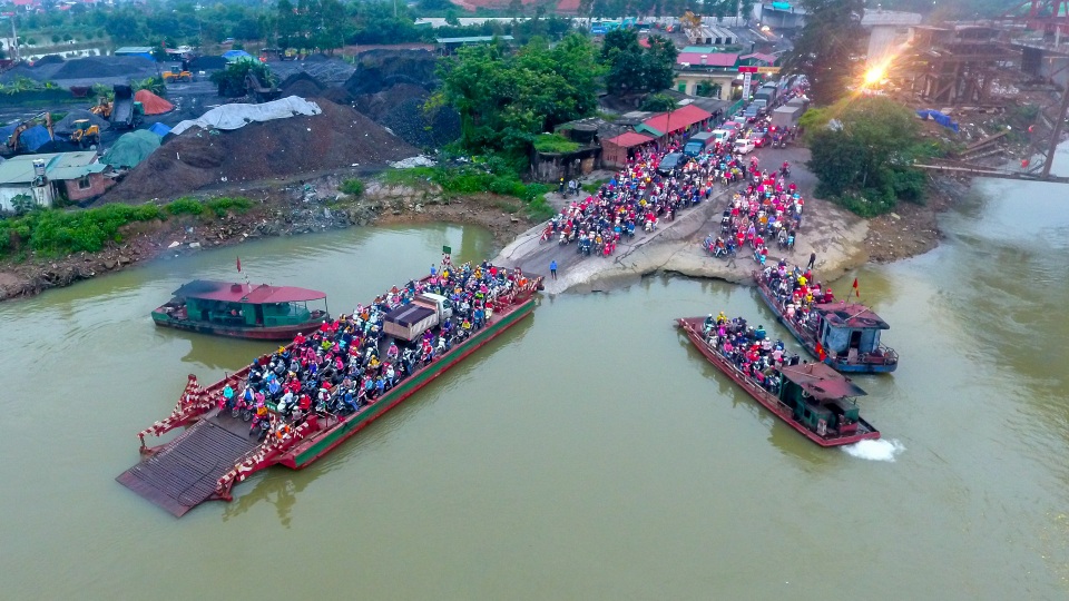 Sở GTVT Hải Dương nói gì về tình trạng hàng nghìn người chen nhau đợi phà? - 1 Sở GTVT Hải Dương nói gì về tình trạng hàng nghìn người chen nhau đợi phà? - 1
