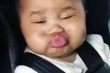 Clip em bé chu mỏ "phun mưa" siêu dễ thương