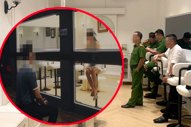 Công an kiểm tra quán cà phê "hẹn hò" dùng gương một chiều ở TPHCM