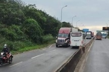 Xe khách chạy băng băng ngược chiều trên quốc lộ