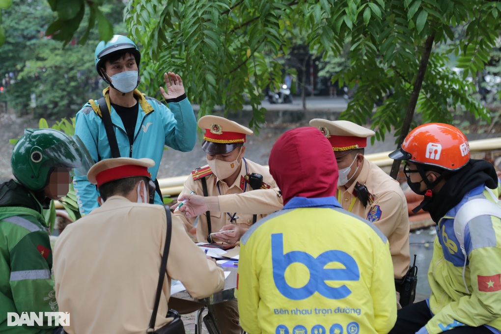 Bị CSGT xử phạt, tài xế phân bua chung cư cao cấp nhưng hết chỗ đỗ xe - 3