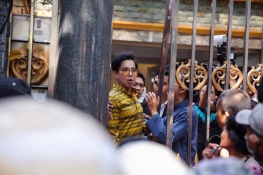 Nhiều người chen lấn để nhận tiền và quà trước biệt thự của Ngọc Sơn