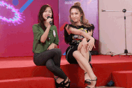 “Hot girl chân khoèo” Thanh Thư cùng ca sĩ Emily tạo dáng “huyền thoại”