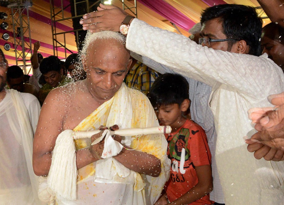 Giàu sang, quyền quý, nhiều tỷ phú vẫn quyết từ bỏ tất cả để… đi tu - 2 Giàu sang, quyền quý, nhiều tỷ phú vẫn quyết từ bỏ tất cả để… đi tu - 2