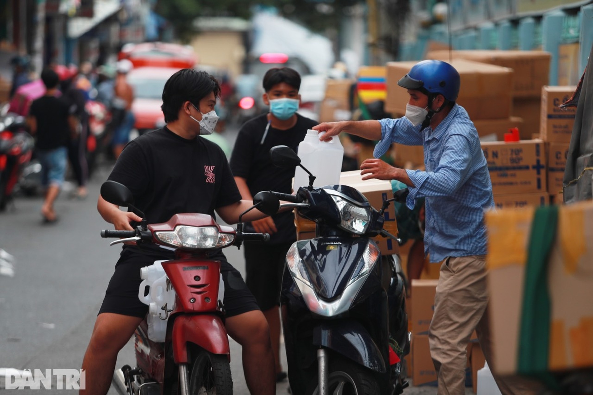Người dân TPHCM đổ xô đi siêu thị mua hàng sau quy định ai ở đâu ở yên đó - 15 Người dân TPHCM đổ xô đi siêu thị mua hàng sau quy định ai ở đâu ở yên đó - 15