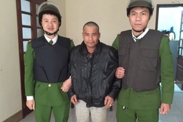 Khởi tố đối tượng táo tợn dùng dao chém xe CSGT